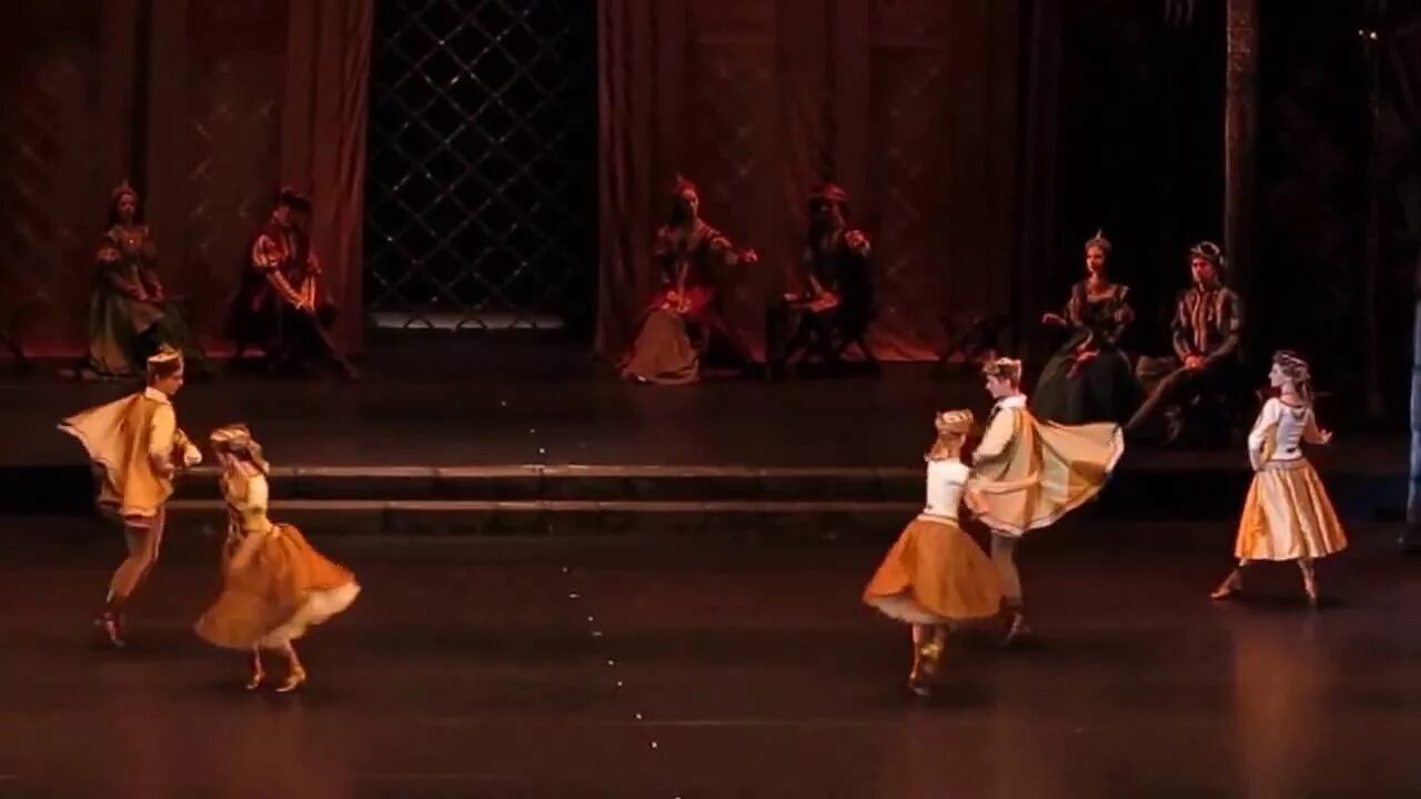 Лебединое озеро неаполитанский танец. Венгерский танец Лебединое озеро. Неаполитанский танец балет. Неаполитанский танец из балета Лебединое озеро.
