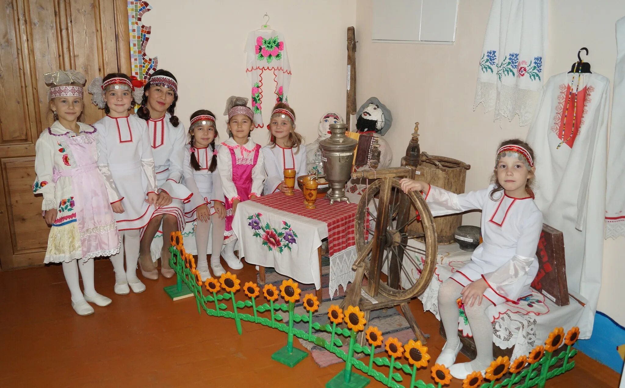 Культура коренного народа урала марийцы. Быт марийцев. Марийцы финно-угорский народ. Музей крестьянская изба республика марий эл. Быт марийцев.