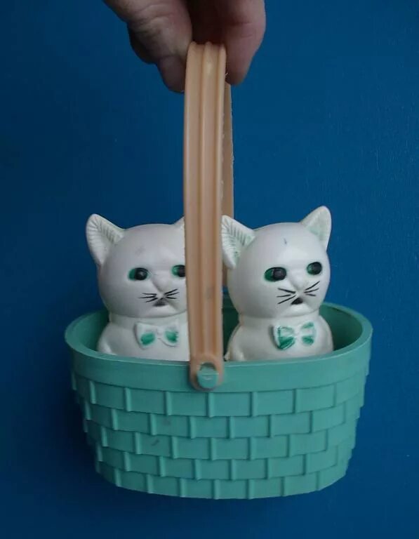 Советские игрушки кот. Игрушка котята в корзинке. котята игрушки пластмассовые. котята в корзинке игрушка ссср. пластмассовый кот.