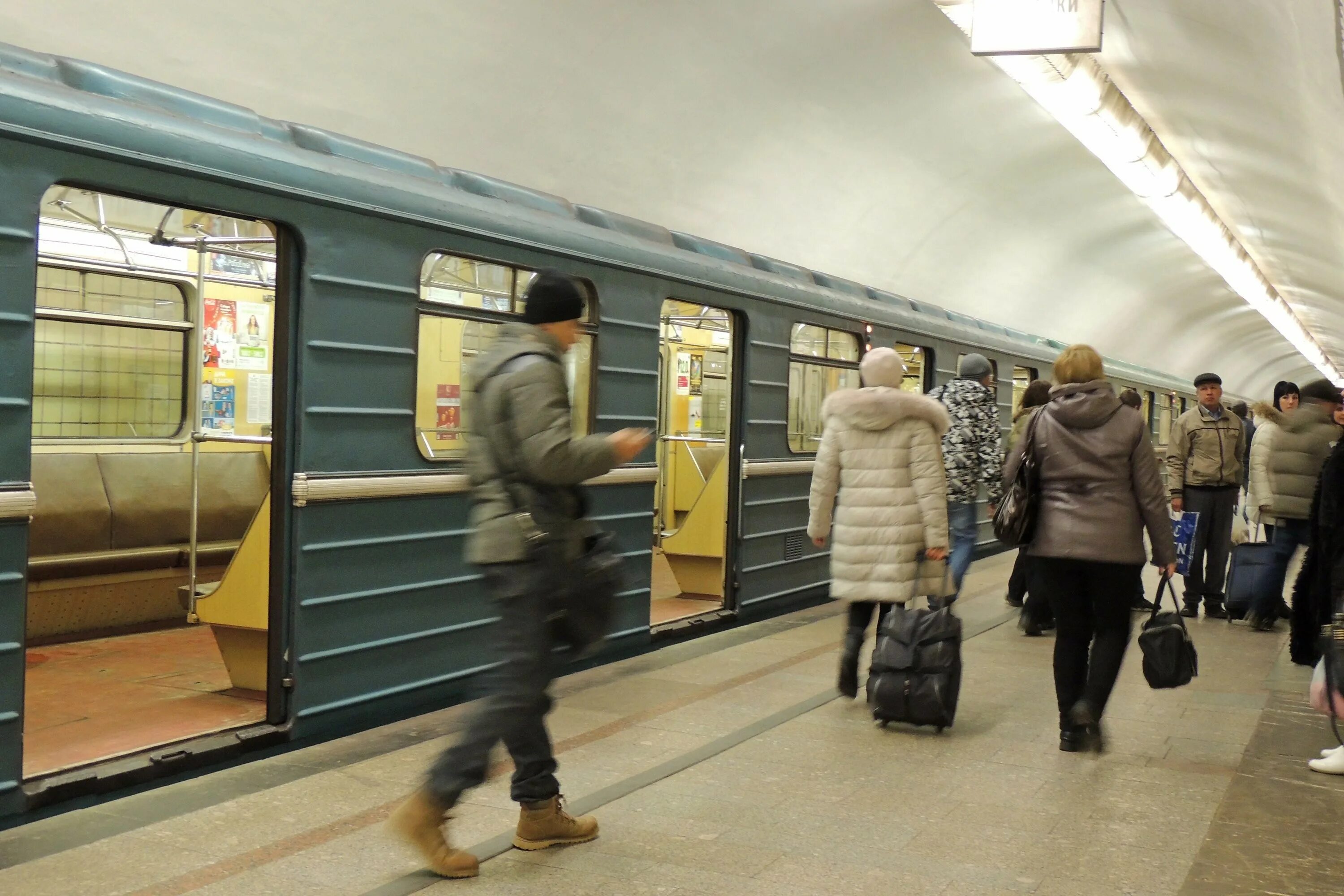 Поезда московского метрополитена. Стоят поезда на зеленой ветке. Стоят поезда на зеленой ветке. Стоят поезда на зеленой ветке. Поезда на замоскворецкой линии.