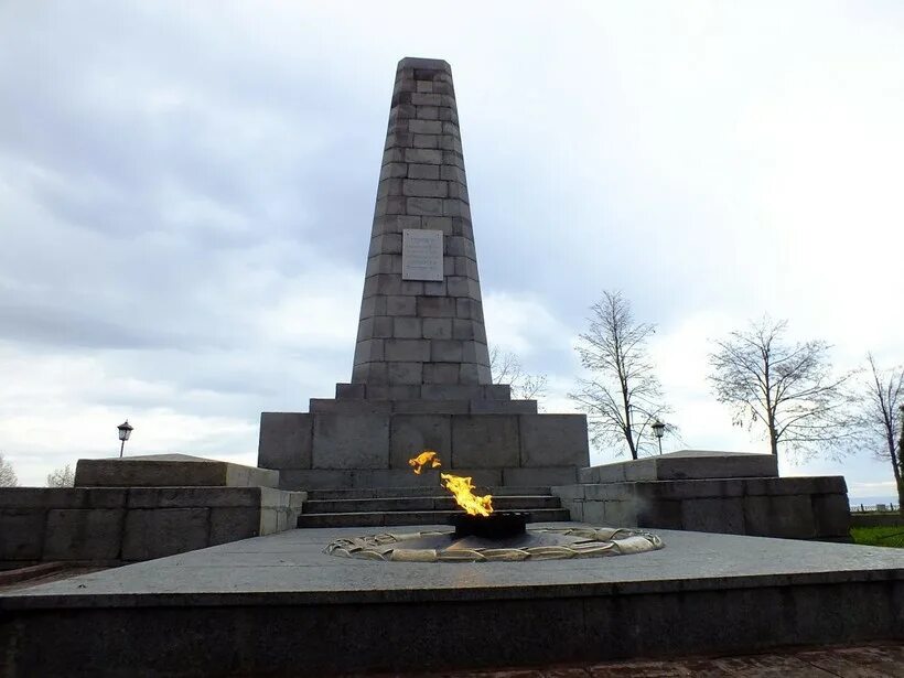 Обелиск ульяновск венец. Мемориал вечный огонь. Вечный огонь чистополь. Фото вечный огонь чистополе. Вечный обелиск.