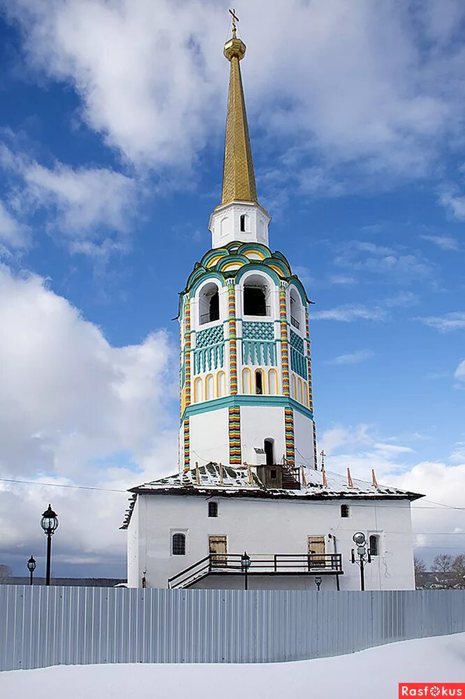 соборная колокольня соликамск. соликамск колокольня троицкого собора. соборная колокольня соликамск 2020. перетоыионадьныц центр соликамск. знаменитая 60 метровая падающая колокольня огэ.
