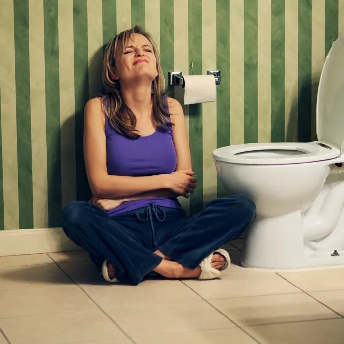 Ребенок сидит на унитазе. Potty пипи. Маленькая девочка покакала. Туалетная девушка. Potty кака.