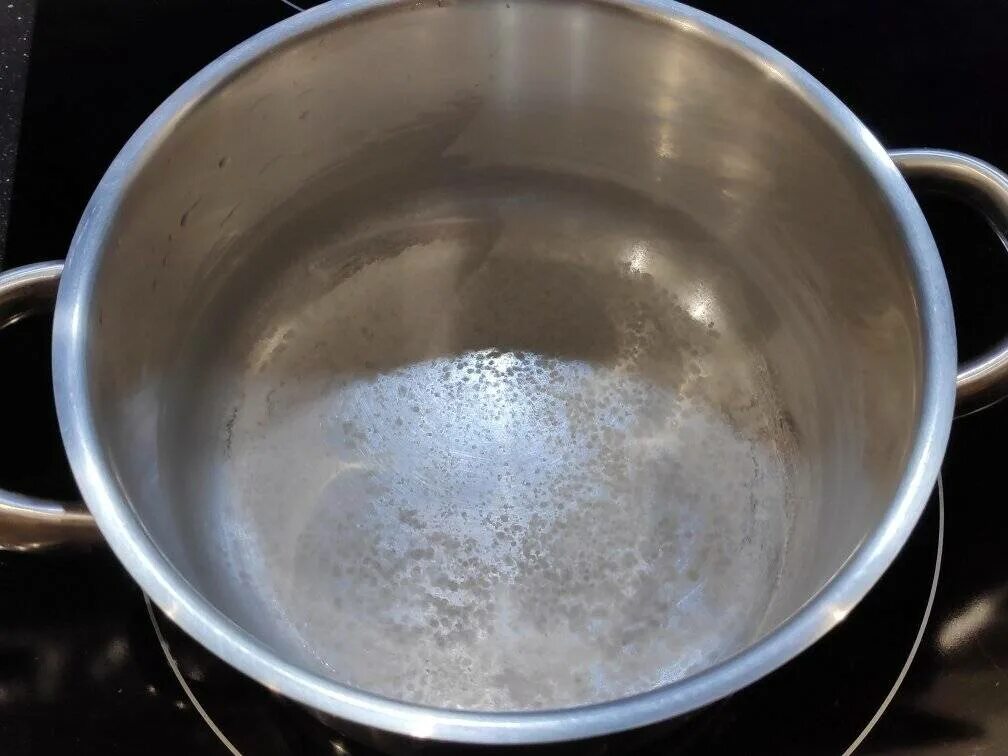 Накипь в кастрюле. Налет на алюминиевой посуде. Алюминиевая кастрюля с водой. Накипь в чайнике.