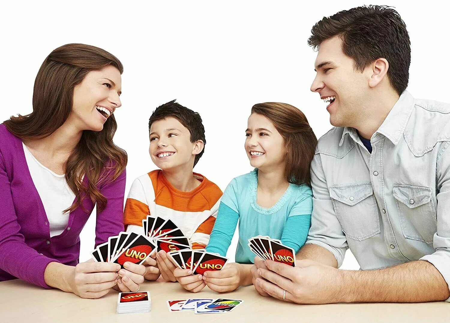 Cards playing games. Настольные игры для всей семьи. Игра в настольные игры с семьей. Настольная игра «семейное». Люди играющие в настольные игры.