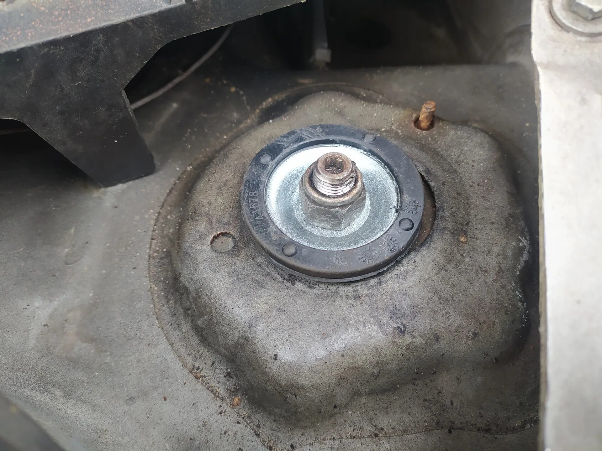 Передние опорные подшипники лада калина. Опоры передних стоек чери амулет а15. Лада калина опорный подшипник передней стойки. Опорный подшипник лада гранта. Шпилька под опорный подшипник 2114.