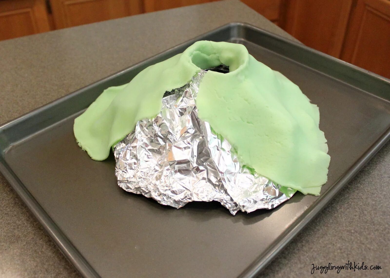 вулкан из монтажной пены. горы из папье-маше. торт гора масис. макет горы. макет вулкана из пластилина.