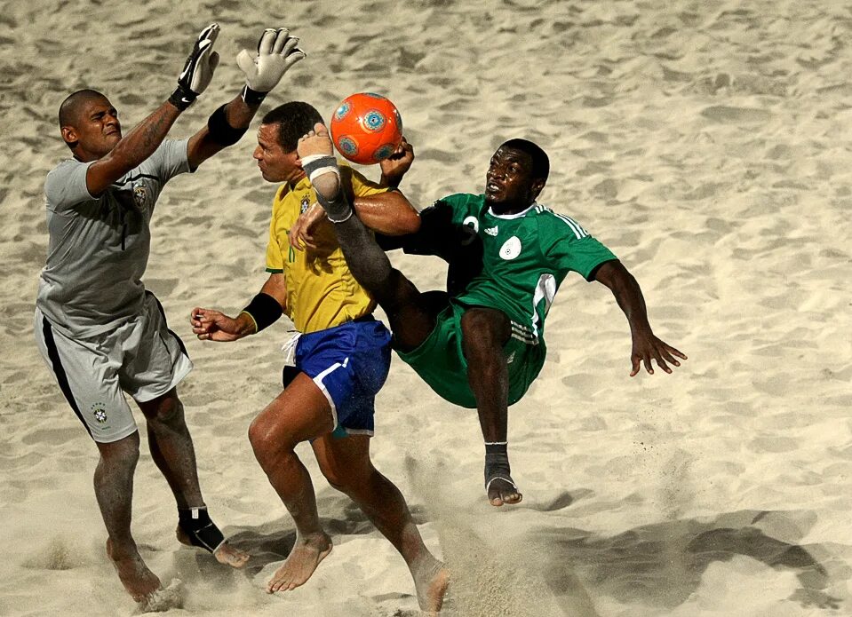 Beach soccer world. Пляжный футбол. Буру пляжный футбол. Нигерия пляжи. Спорт в Бразилии.