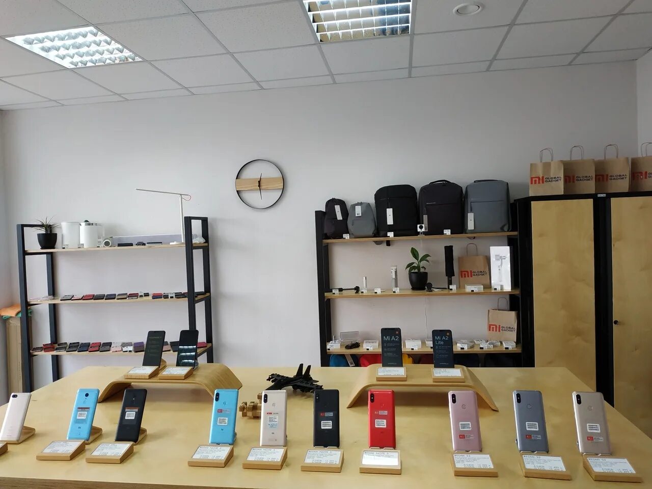 Xiaomi mall. Дизайн магазина электроники. Магазин ми. Продавец xiaomi. Магазин ми.