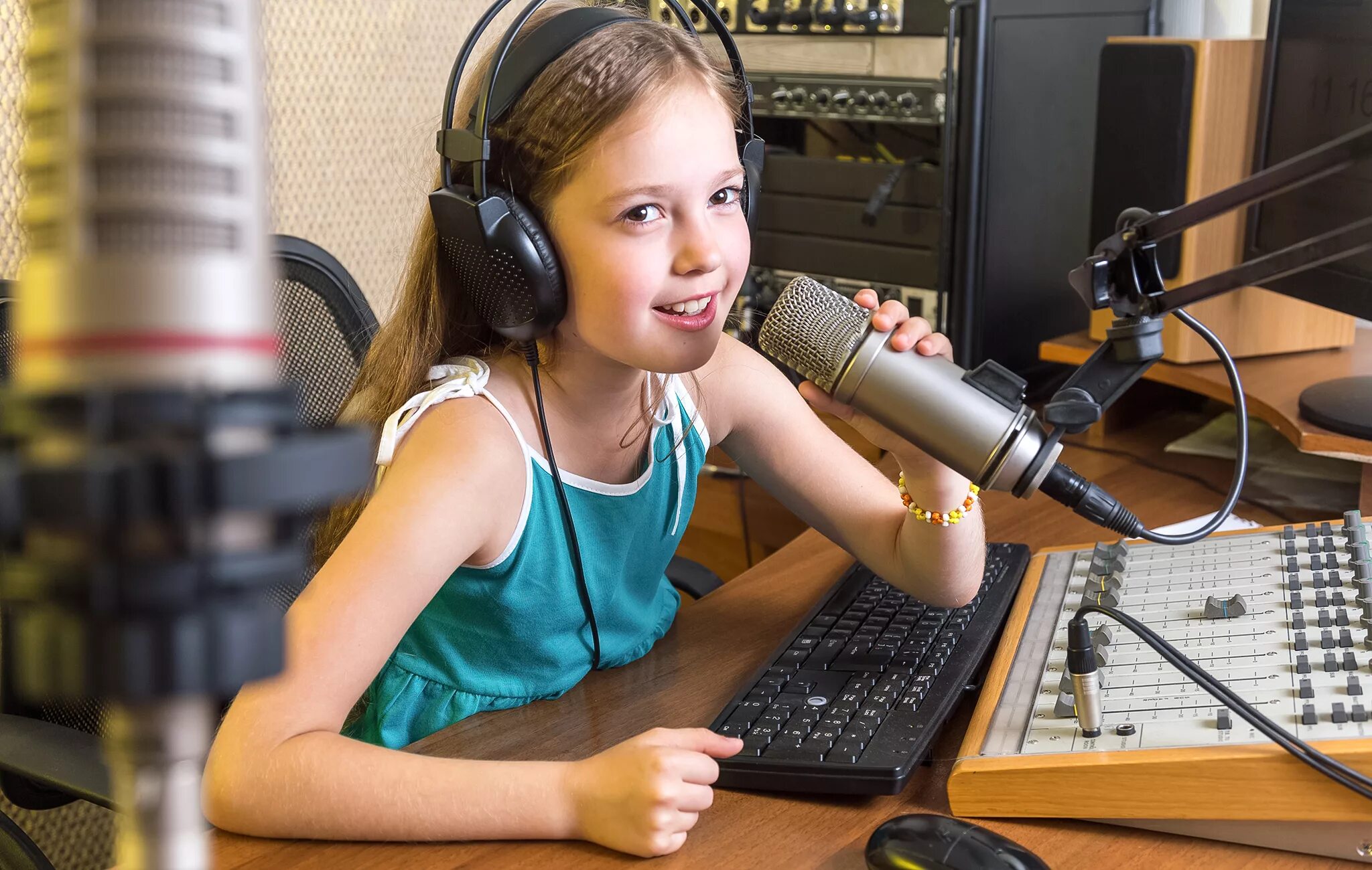 ведущие детского радио гарик. вот так удивили детское радио. детское радио эфир. ребенок в студии звукозаписи. экскурсии на радио.