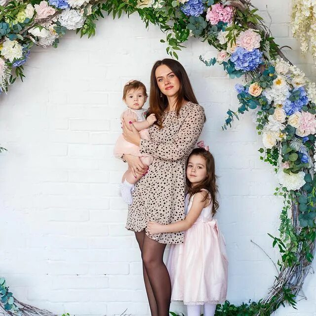 фотосессия в кемерово в студии. фотосессия в светлой студии. елена дудина с мужем и дочкой новогодняя фотосессия. новогодняя фотостудия кемерово. фотосессия в кемерово в студии.