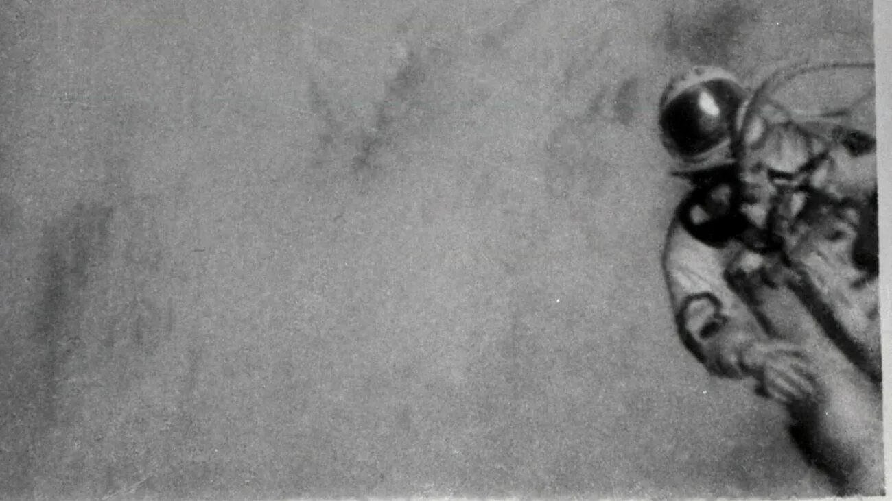 Первый человек в открытом. Восход-2 космический корабль леонов. полет леонова в космос в 1965. леонов космонавт восход 2. 1965 леонов в открытом космосе.