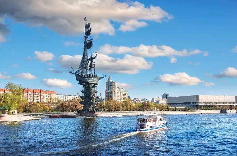 Кораблик прогулка. Памятник Петру 1 в Москве на Москве реке. Корабль Петра 1 в Москва реке. Кораблик Москва река. Корабль на набережной Москва.