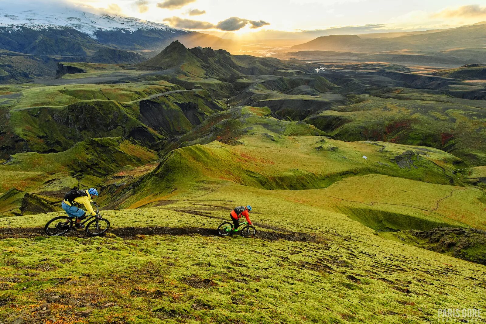 Велосипед в Исландии. Велосипед холмы Исландия. Суровая Исландия на велосипеде. Путешественники красиво фото Исландия. Journey between