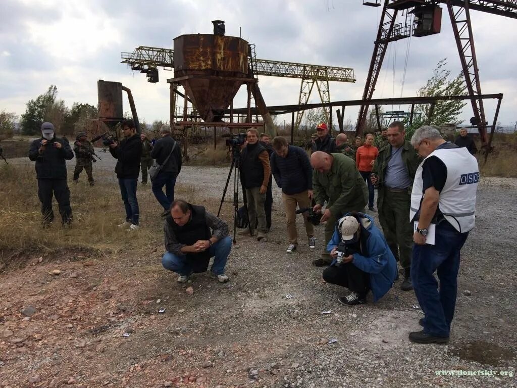 Крынки ситуация на сегодня. Поселок Коммунар нижняя Крынка. Нижняя Крынка захоронение. Нижняя Крынка 2014 год.