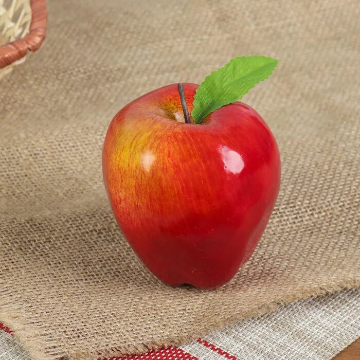 Яблоко в 6 месяцев. Муляж яблока. Яблочки искусственные. Бутафорское яблоко. Муляж "яблоко" 6*7 см.