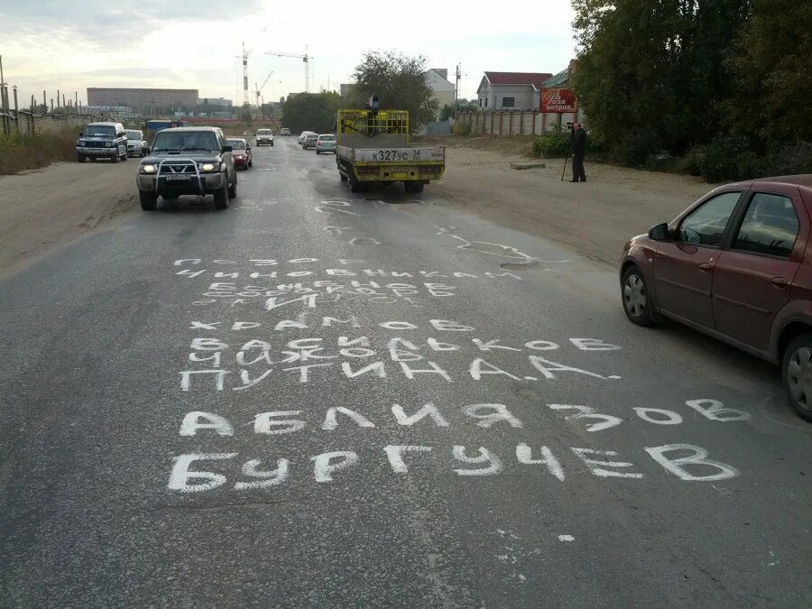 Сооружения для борьбы с селями. Посыпка реагентами тротуаров. Как бороться с дорогами. Как бороться с дорогами. Уборочная техника сыпет соль.