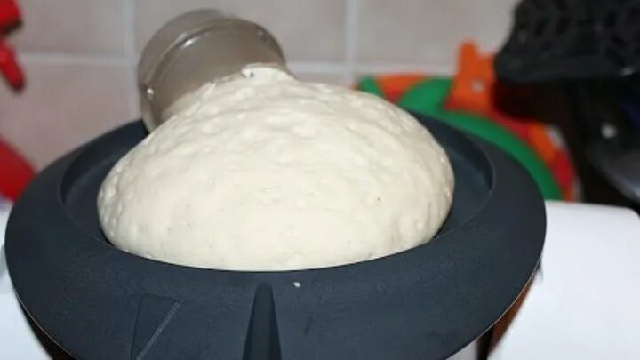 Додо замешивает тесто. Сладость похожая на стекловату. Крем 100гр пудры для бисквитного торта. Тесто получается резиновым. Пирог в термомиксе.