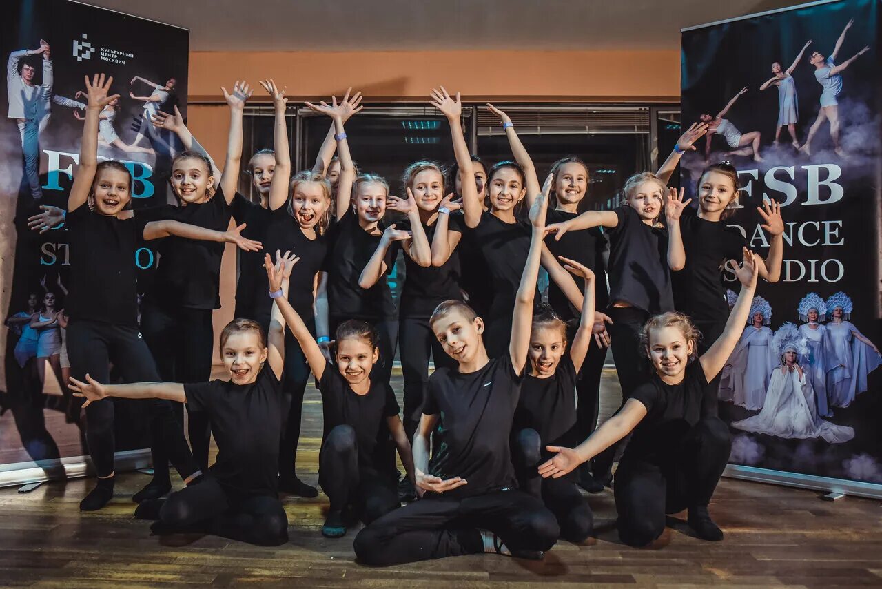 Боди балет у станка. Фуэте движение в балете. Новерр балетмейстер. Занятия в балетной школе. Георгий розай балет.