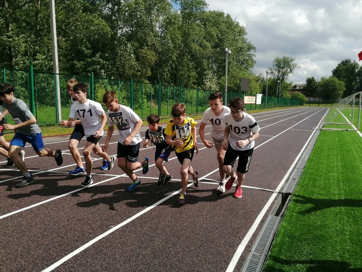 Шиповка юных. Легкая атлетика шиповка юных. Спортивные соревнования на школьном стадионе. Рекорды по л. Шиповка юных 2022 адлер.