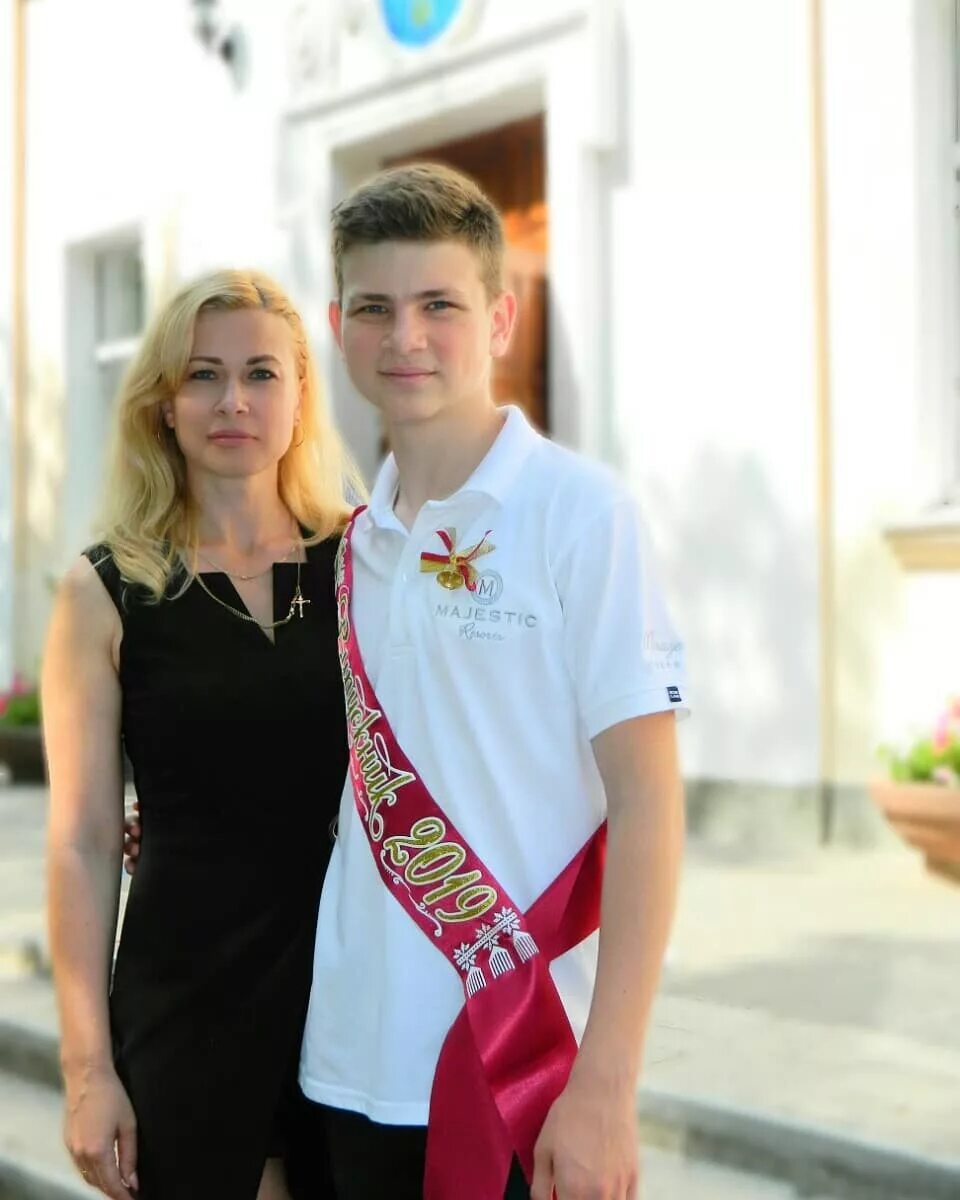 мама с сыном на выпускном 11 класс. одноклассника сына. мамины одноклассники. одноклассница мама сын. одноклассники сына.