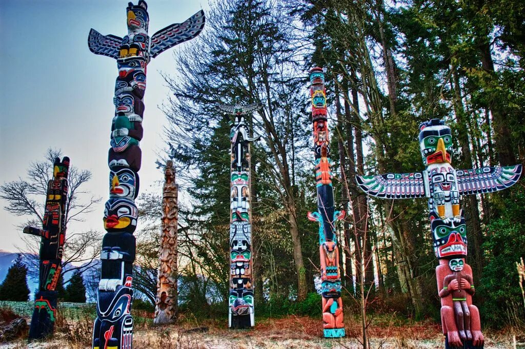 Totem pole. Тотемизм индейцев Северной Америки. Индейские тотемные столбы в парке Стэнли. Тотемные столбы индейцев Канады. Тотемные столбы индейцев Северной Америки.