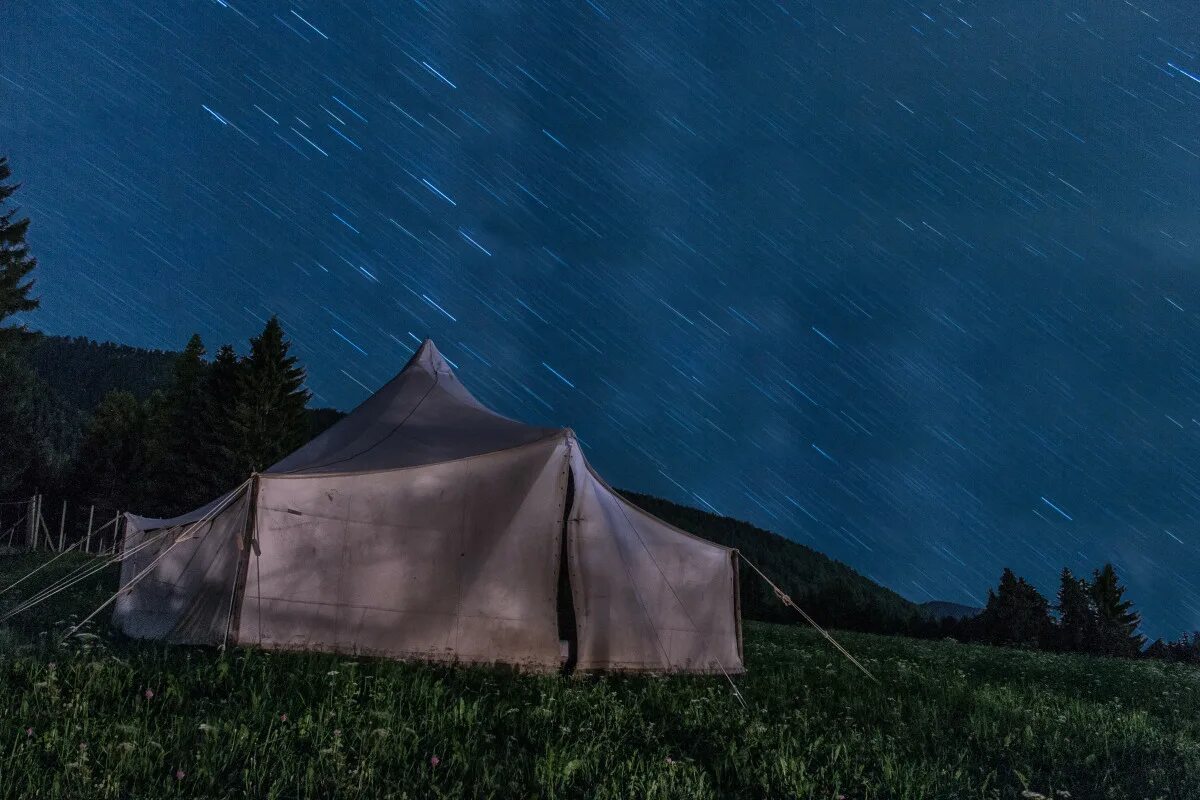 Поле с палатками