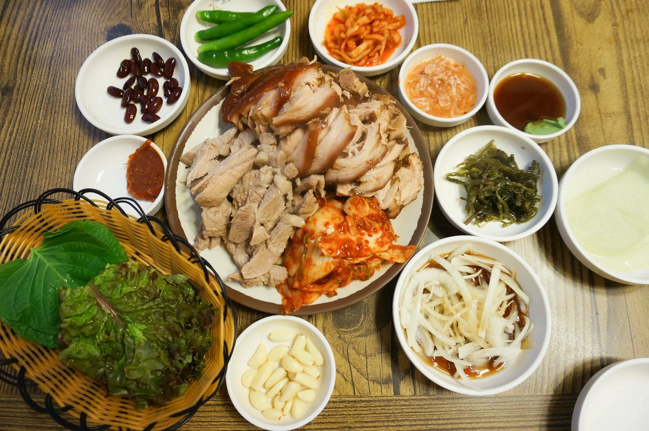 Южный обед. Южная Корея еда Эстетика. Корейские национальные блюда. Национальная кухня Южной Кореи. Корейская кухня традиционные блюда.