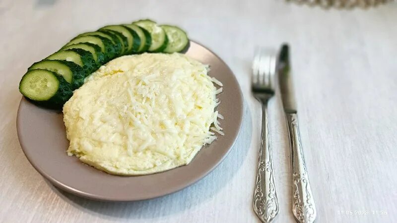 омлет из двух яиц с молоком. омлет с сыром. глазунья из 2 яиц. омлет из яиц. омлет из двух яиц с молоком.