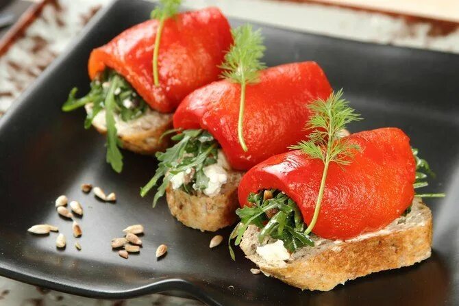 Брускетта с брынзой. Брускетта с печеным перцем и фетой. Брускетта с печеным перцем. Брускетта с печеным перцем. Брускетта с печеным перцем.