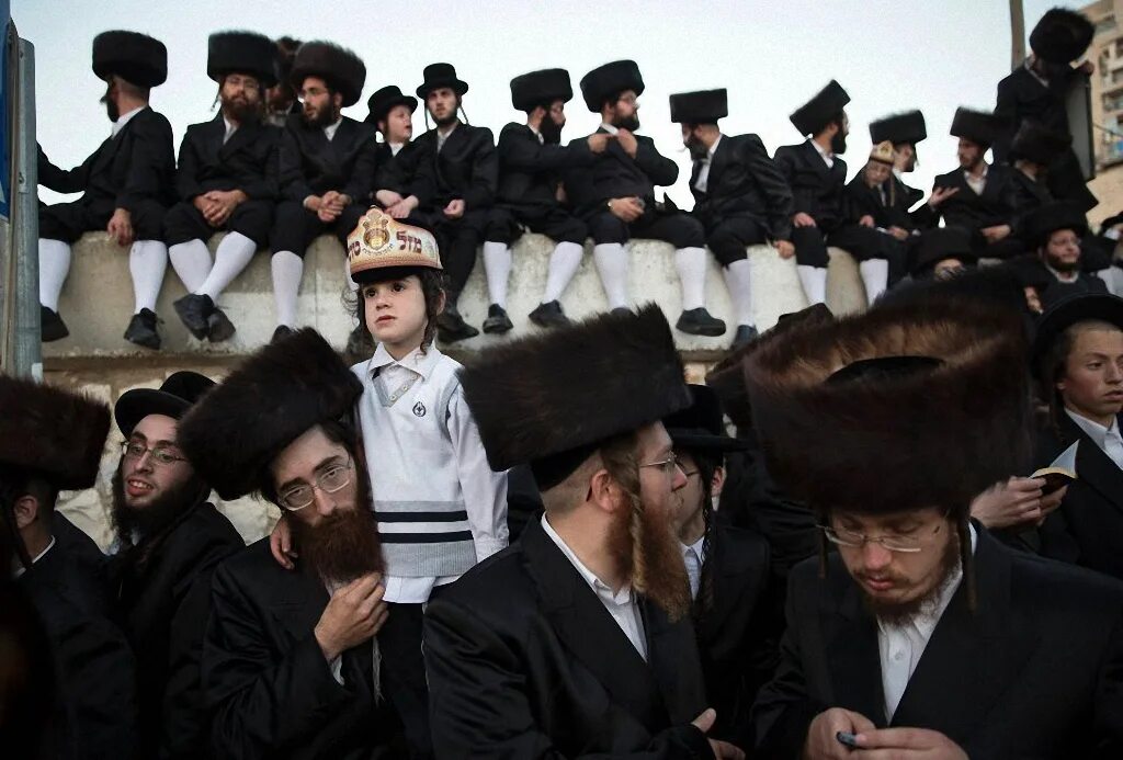 Шапка хасида. Еврейская шапка штраймл. Хасидская кипа. Хасиды штраймл. Шапка хасида.