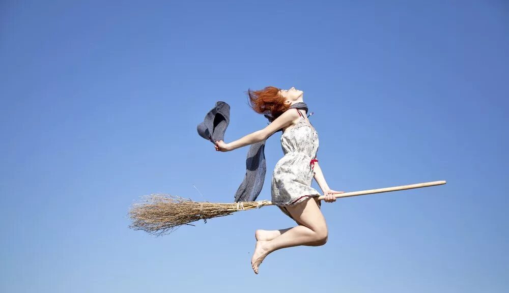 летающая метла. летают ли метлы. полет на метле. женщина на метле. Toyota e-broom.