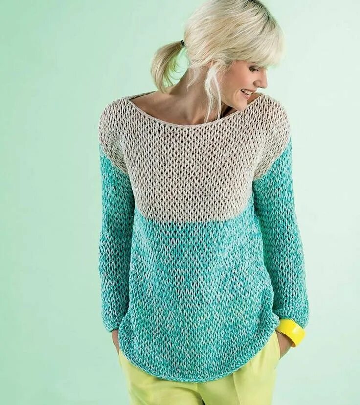 Двухцветный свитер женский. Двухцветные вязаные кофты. Свитер два цвета. Двухцветный джемпер реглан. Свитер два цвета.