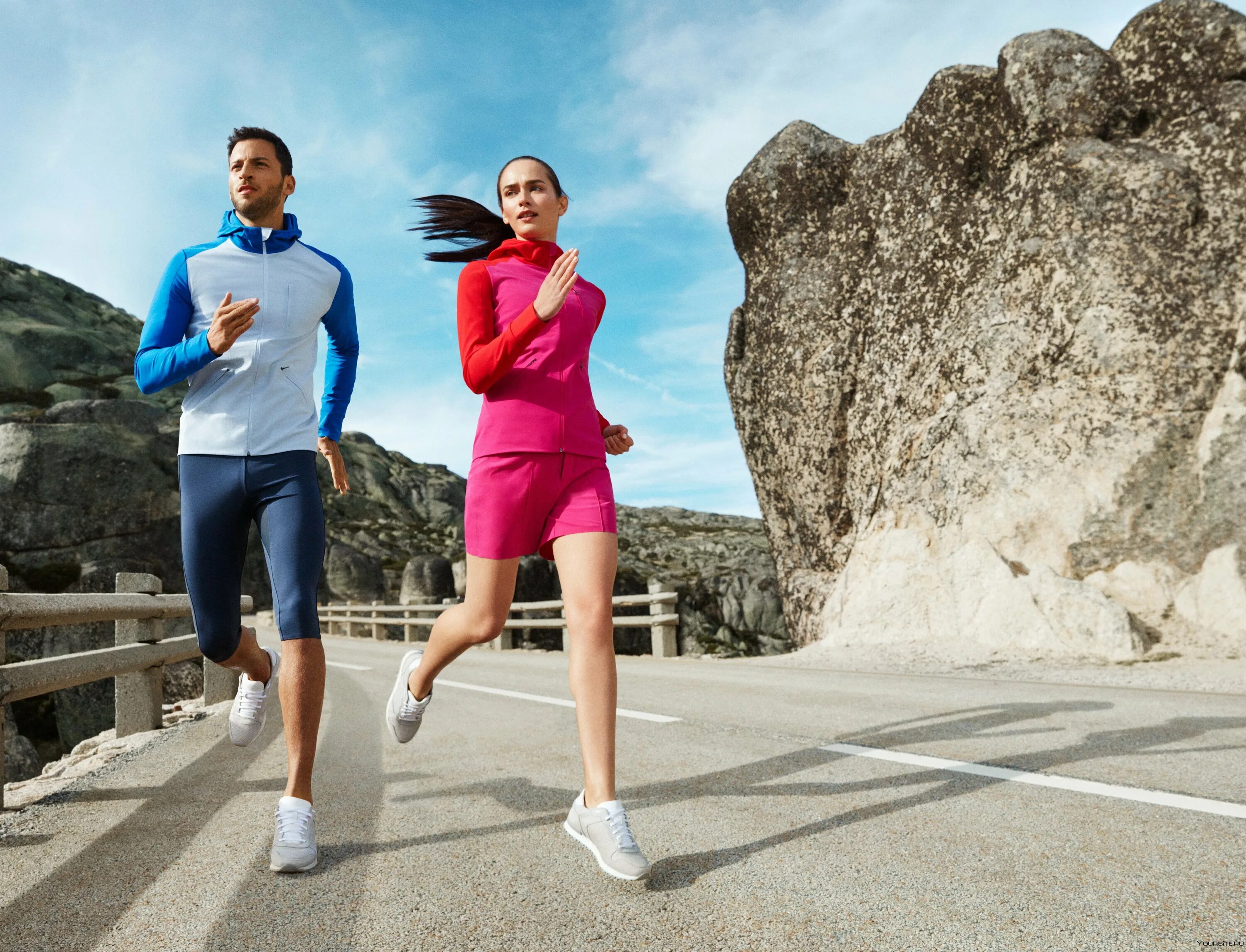 Спортивная одежда. Одежда для бега женская. Спортивная одежда мужская и женская. Спортивный стиль одежды.