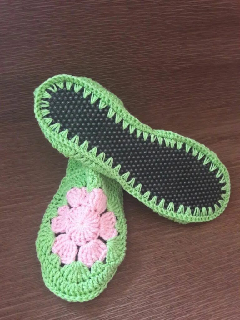 Тапочки для начинающих видео. Вязаные тапочки. Тапочки спицами для начинающих. Тапочки крючком. Следки.