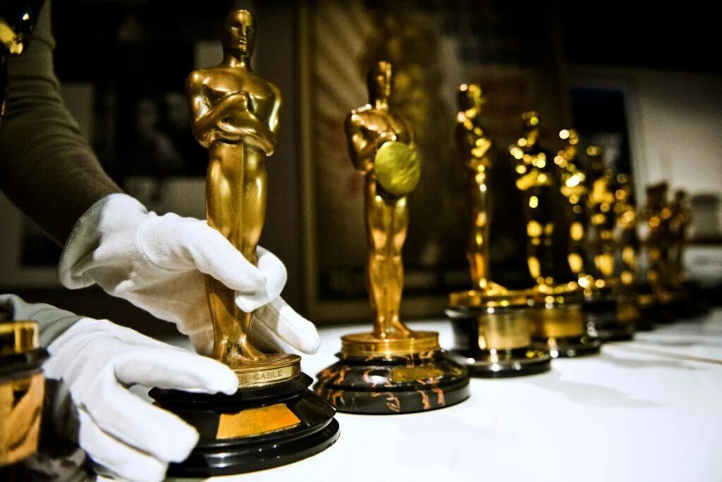Киноакадемия Оскар. Оскар (кинопремия, 2023). Кинопремия Оскар статуэтка. Церемония награждения Оскар.