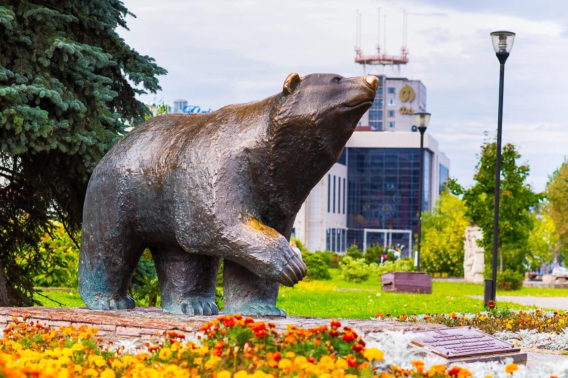 6 пермский край пермь. Пермский медведь памятник Пермь. Легенда о Пермском медведе Пермь. Памятник медведю в Перми. Легенда о Пермском медведе Пермь памятник.