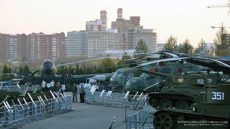 Военный парк в москве. Музей военной техники в Москве под открытым небом на Поклонной горе. Парк Победы Москва танки. Парк Победы Москва музей военной техники. Аллея танкистов на Поклонной горе.