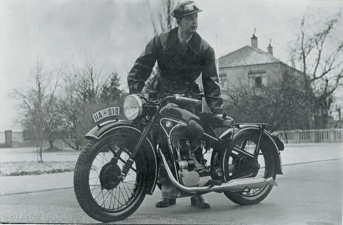 Чоппер бмв байк 1940-1960. Bmw r50 мотоцикл. Мотоциклы 40 годов. Бмв r35 мотоцикл. Bmw r50.