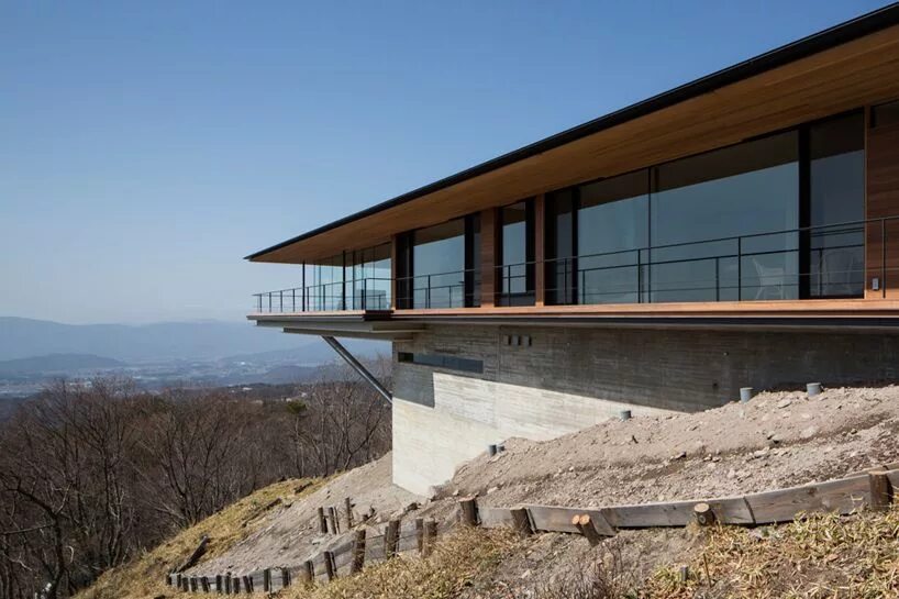 Верный холм. Kidosaki Architects Studio. Yatsugatake Kidosaki Architects. Домик под холмом проект. Cantilever House.