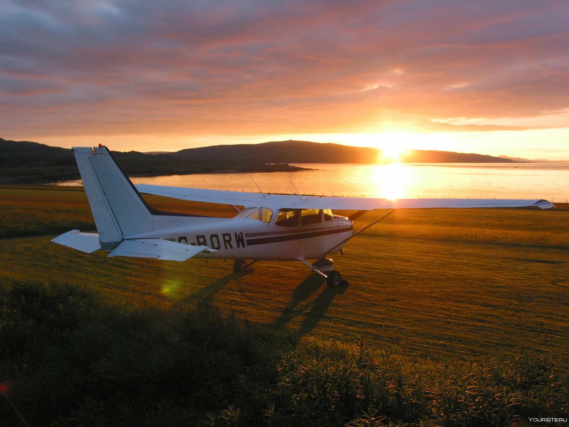 Полет на самолете влияет. Самолет Cessna 172. Полет на Cessna 172. Полет на Цессна 172. Cessna 172 самолёты Cessna.