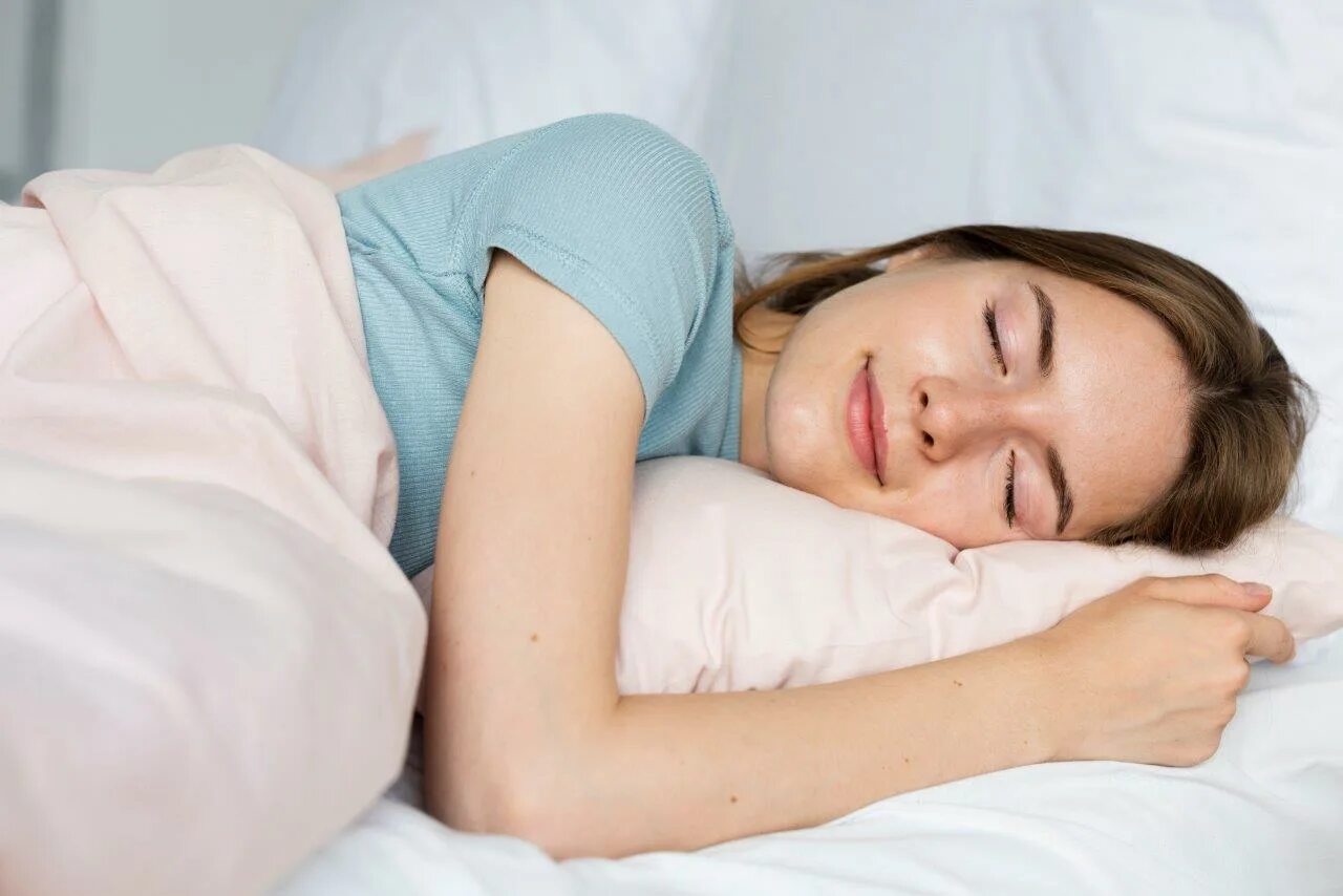 Sleep. Здоровый сон. Спящий человек. Про сон. Девушка спит на подушке.