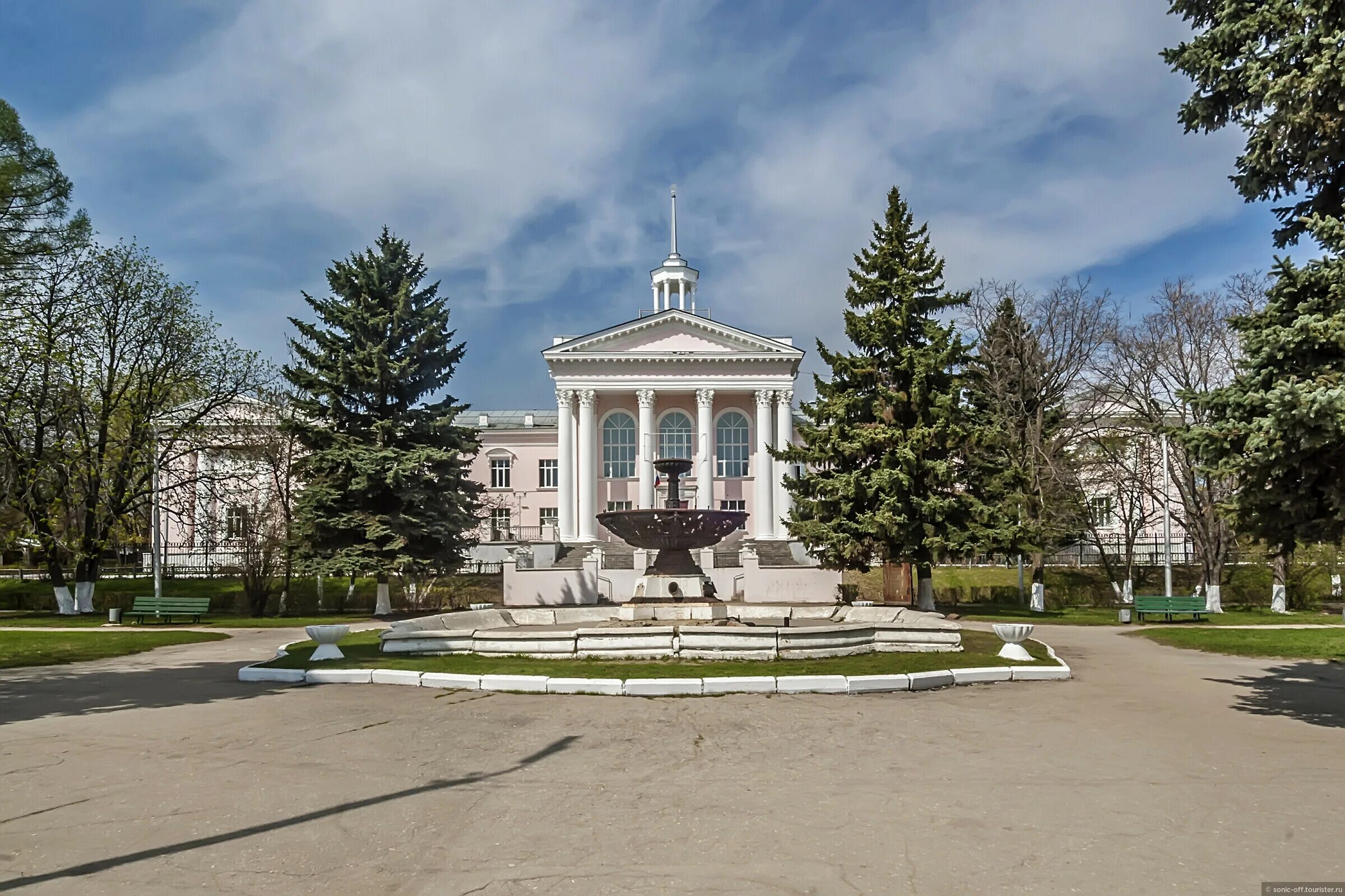 Фото дворца пионеров. Рязанский дворец пионеров. Парк дворец пионеров Рязань. Фонтан у дворца пионеров Рязань.