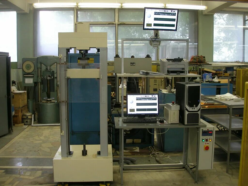 технолог машиностроения. ооо ракурс инжиниринг. инжиниринг компания. студенты в лаборатории. инженер исследователь.