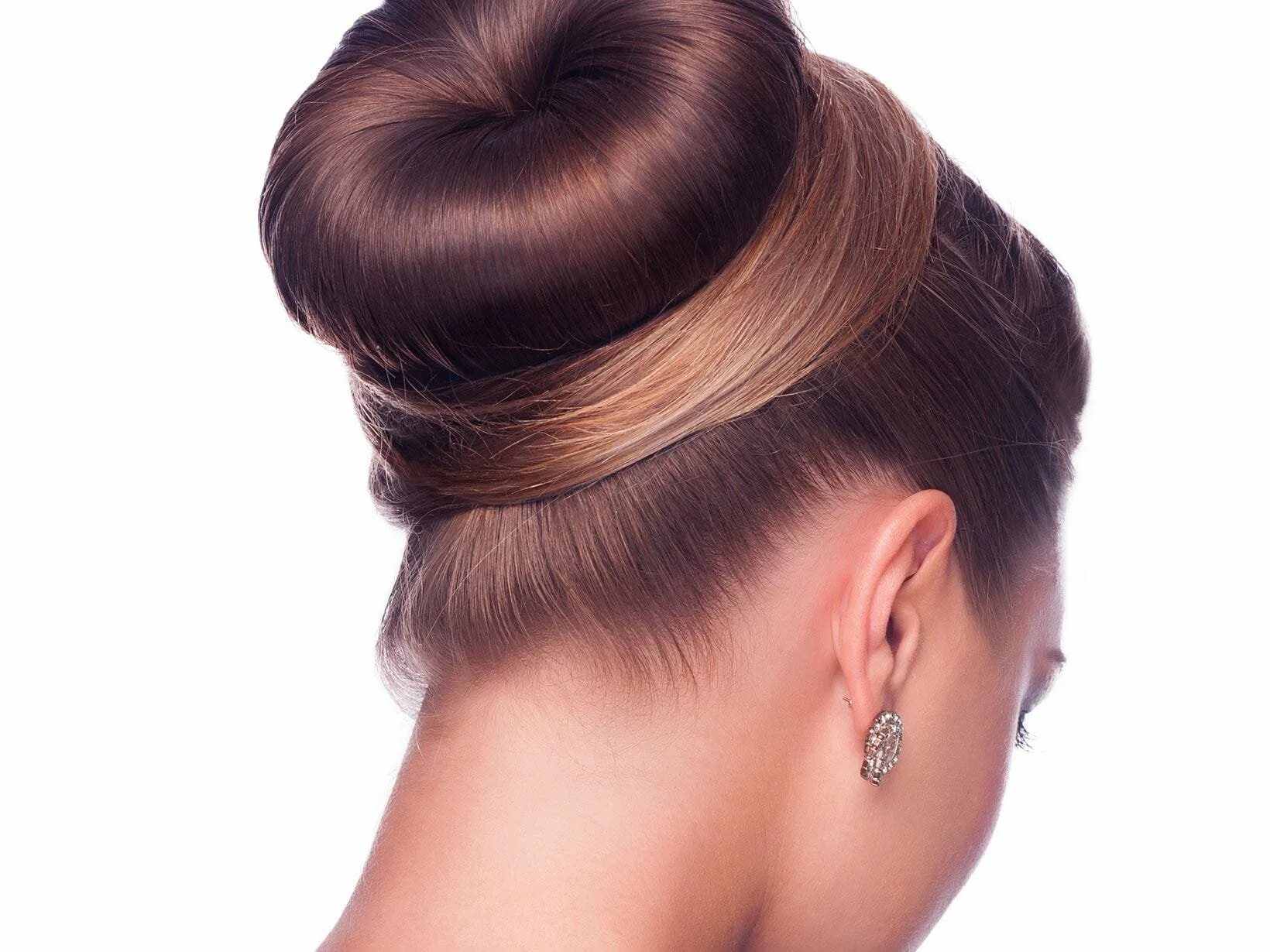 Гулька с бубликом. Прическа с пучком на затылке. Гладкий пучок 2021. Прическа гулька на голове. Прическа пучок.