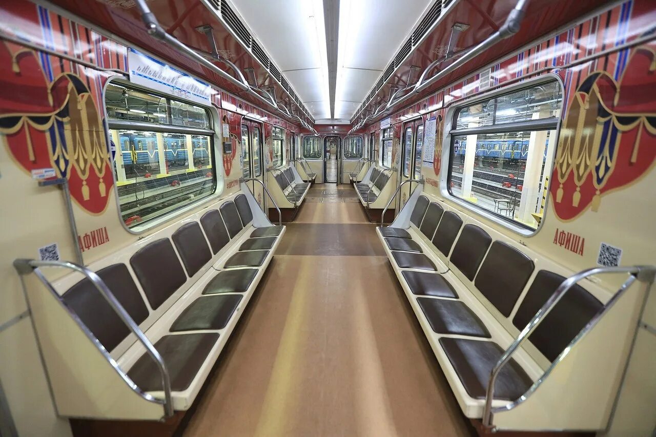 Метро петербурга 2 линия. Вагон метро спб 2025. вагон метро александринский театр. александрийский театр санкт-петербург 2025. поезд метро александринский театр.