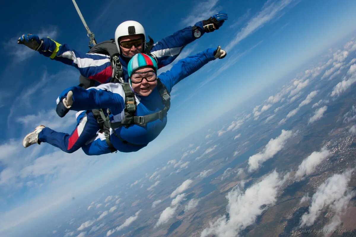 самостоятельный прыжок с парашютом д6. парашютисты прыгают с самолета. прыжок с парашютом в тандеме. экстремальные виды спорта. костюм парашютиста.