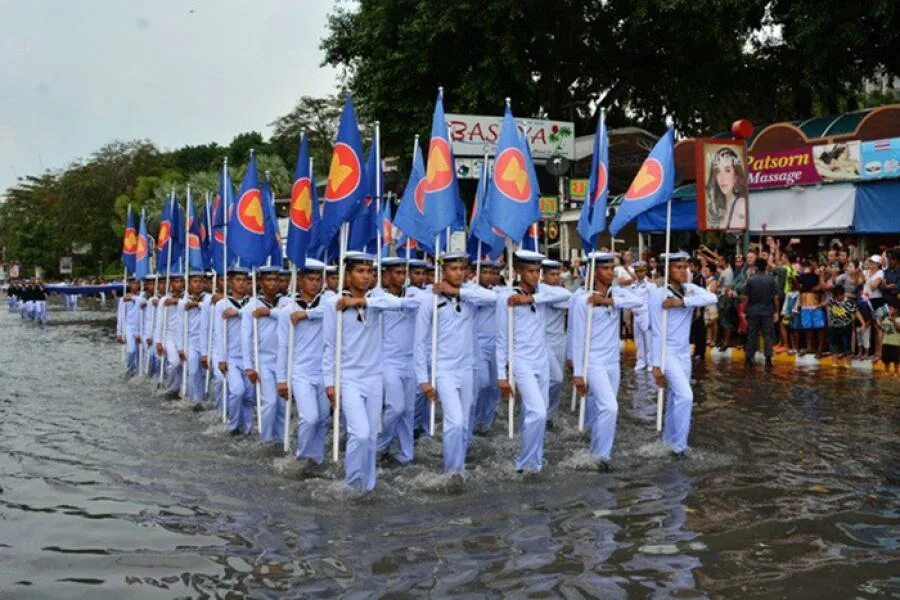 Парад ВМФ В Паттайе... Военный парад моряков в Паттайе. Русские моряки маршируют в Тайланде. Парад в Таиланде военные моряки России. Видео парад в тайланде