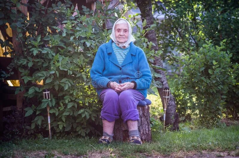 She was very old. Бабушка сидит. Старушка сидит. Старуха сидит. Сидячая бабушка.