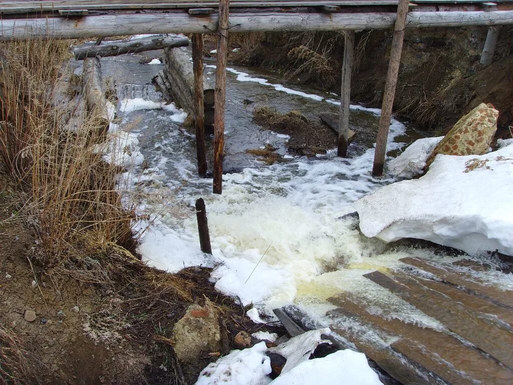 Деревянная плотина на ручье. Плотина на ручье. Деревянная плотина на ручье. Река лопасня плотина. Плотина на ручье.